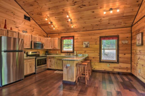 Cozy Log Cabin with Private Deck, 8 Mi to Murphy